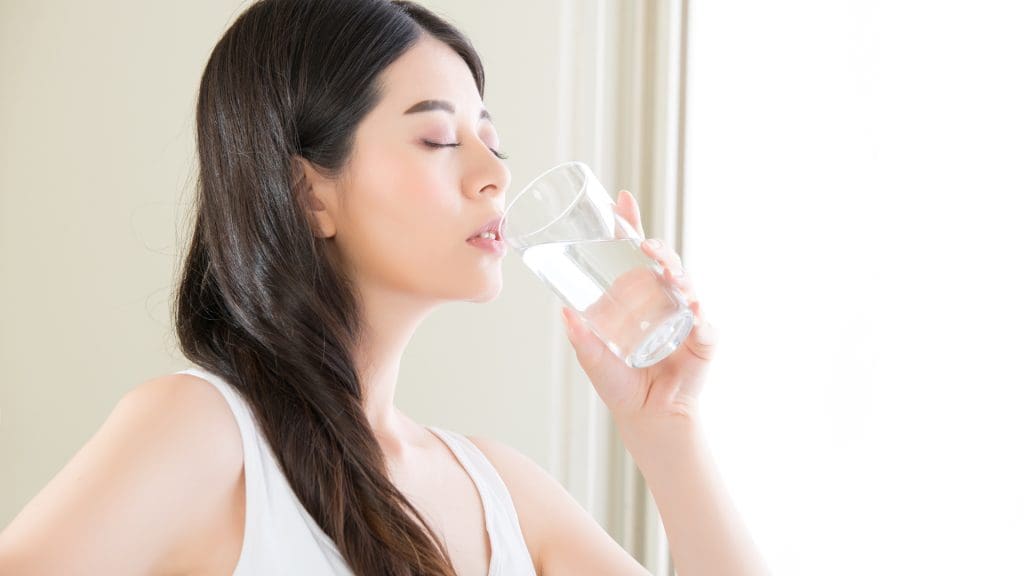 Vì sao nên uống đủ 2 lít nước mỗi ngày – lợi ích cho sức khỏe