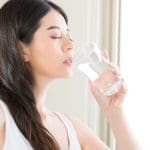 Vì sao nên uống đủ 2 lít nước mỗi ngày – lợi ích cho sức khỏe