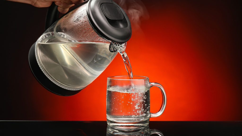 Vì sao nên uống nước ấm buổi sáng