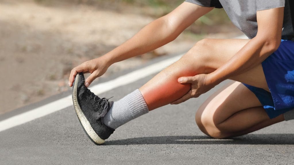 Người bị chuột rút chân khi tập thể dục