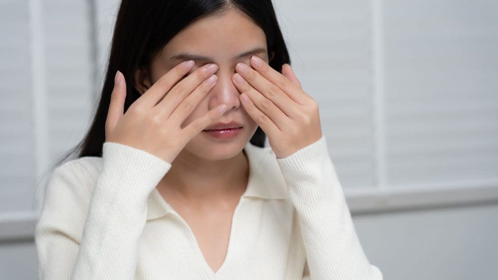 Cách chăm sóc mắt khỏe mạnh trong thời đại dùng máy tính nhiều