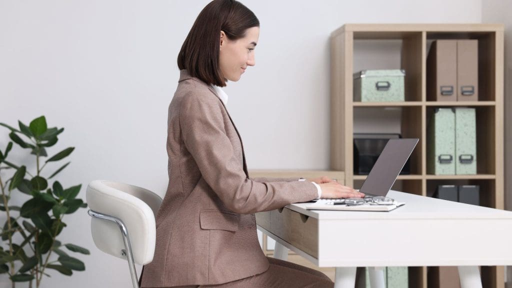 Hướng dẫn tư thế ngồi đúng để tránh đau lưng, thoái hóa cột sống