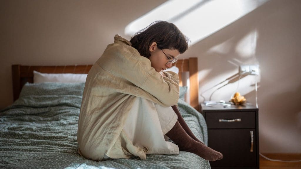 Người ngồi trầm tư trong phòng tối