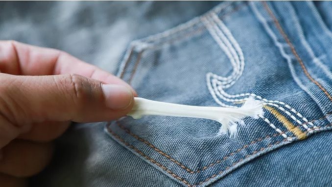 Cách gỡ bã kẹo cao su ra khỏi quần áo nhanh chóng, hiệu quả