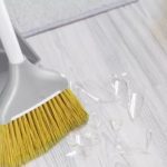 Mẹo xử lý mảnh vụn kính vỡ an toàn, sạch triệt để