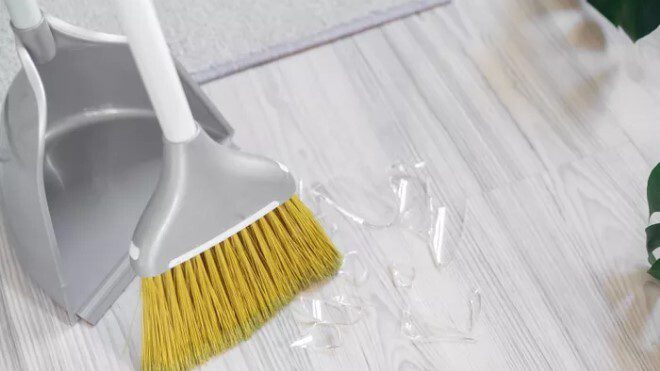 Mẹo xử lý mảnh vụn kính vỡ an toàn, sạch triệt để
