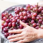 Cách rửa nho sạch và an toàn bằng kem đánh răng, nước kiềm