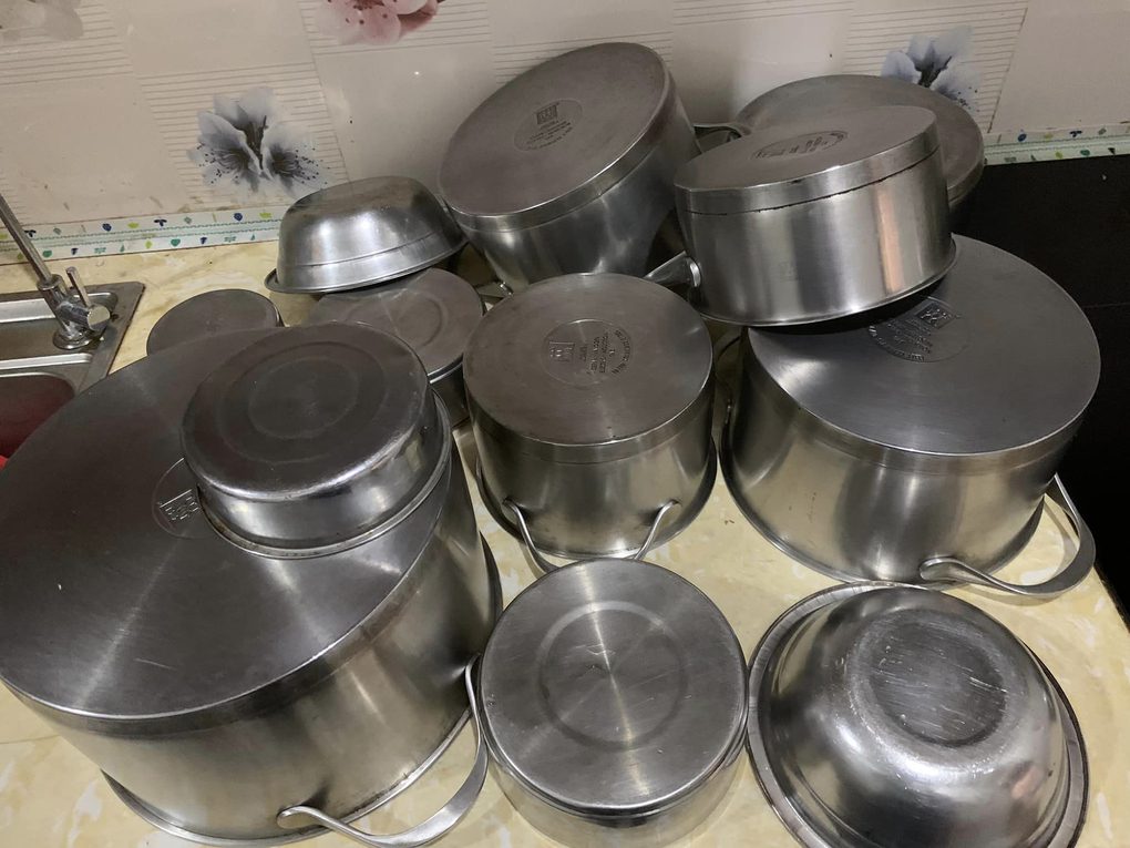 Cách rửa đáy nồi chảo inox sạch bong không tốn sức 3 Mẹo làm sạch xoong nồi hiệu quả