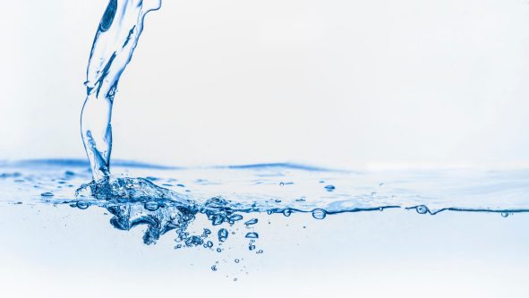 Vì sao nên uống đủ 2 lít nước mỗi ngày – lợi ích cho sức khỏe